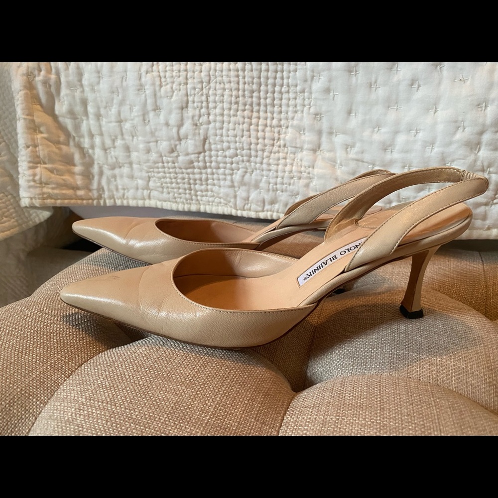 Manolo Blahnik Carolyne Mid-Heel Halted Pumps